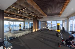 einen Fitnessraum mit Fahrrädern und Trainingsgeräten in einem Gebäude in der Unterkunft DEPARTAMENTO MODERNO EN EQUIPETROL DE LUJO CERCA DE MALL, SUPERMECADOS, VENTURA MALL y en la zona mas exclusiva de Santa Cruz in Santa Cruz de la Sierra