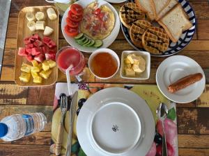 un tavolo in legno con piatti di cibo su un tavolo di Grand Nauro villa a Nuwara Eliya Altre 25 foto
