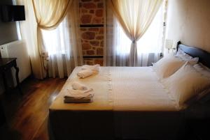 Postel nebo postele na pokoji v ubytování Chorostasi Mansion