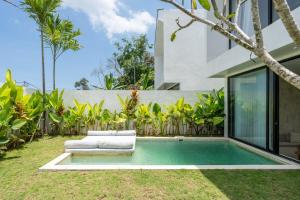 Πισίνα στο ή κοντά στο Lovely Nyanyi 2 - 2BR Private Pool Villa in Nyanyi Near Nuanu