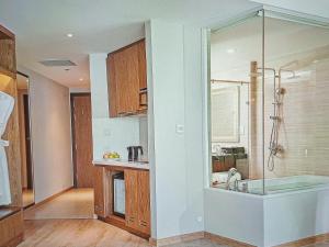 a bathroom with a bath tub and a sink at MELLIA OCEANUS NHA TRANG BAY Five-Star Suites in Nha Trang +8 photos