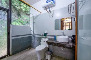 un bagno con un water e un lavandino di Trang An Legend Bungalow a Ninh Binh Altre 48 foto