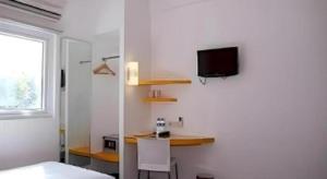Televisyen dan/atau pusat hiburan di Amaris Hotel Ambon