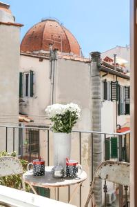 フィレンツェにあるApartments Florence - Carlotta's Homeのバルコニーに花瓶付きテーブル