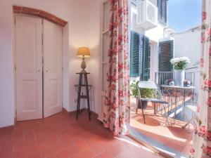 フィレンツェにあるApartments Florence - Carlotta's Homeのバルコニー(テーブル、椅子付)が備わる客室です。