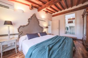 フィレンツェにあるApartments Florence - Carlotta's Homeのベッドルーム1室(ベッド1台、テーブル、窓付)