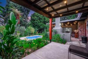 ein Hinterhof mit einem Swimmingpool und einem Haus in der Unterkunft Bird of Paradise in Tzaneen