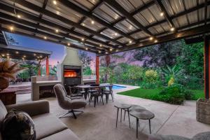 ein Wohnzimmer mit einem Kamin und einer Terrasse in der Unterkunft Bird of Paradise in Tzaneen