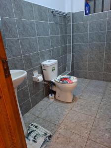 Ένα μπάνιο στο Ben's Apartment