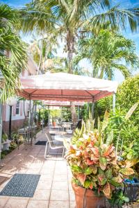 En terrasse eller udendørsområde på Shore Haven Resort Inn