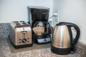 Kohvi ja tee valmistamise võimalus majutusasutuses Shore Haven Resort Inn