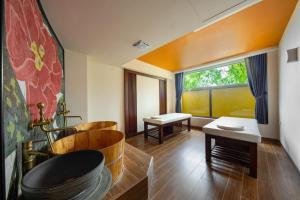 サパにあるLestar Hotel Sapaの大きな窓とテーブルのあるリビングルーム +24枚の写真