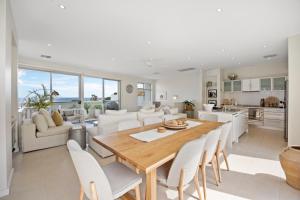 Η κουζίνα ή μικρή κουζίνα στο Summer Salt - Stylish Beachside Escape for Families