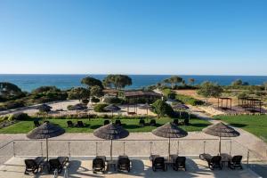 uma vista para um resort com cadeiras e guarda-sóis em Vila Alba Resort em Carvoeiro