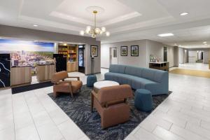 a lobby with a couch and chairs and a kitchen at La Quinta by Wyndham Lexington South / Hamburg in Lexington +61 photos