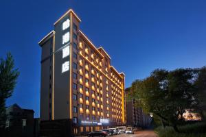 um grande edifício com luzes na lateral em Harbin Airport Lake View Hotel em Harbin