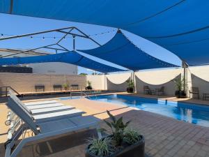 Una gran carpa azul sobre una piscina en The Phoenix Artesian Spa Resort and Accommodation, en Moree
