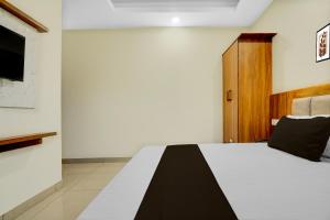 Кровать или кровати в номере Super Townhouse Varanasi City Station Formerly S Kumar Inn