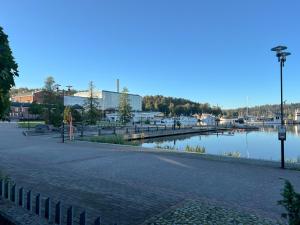 eine Straße neben einem Wasserkörper in der Unterkunft Kaksio järvinäkymällä ja saunalla Lahden Satamasta in Lahti