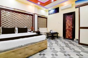 a bedroom with a large bed in a room at Super Hotel O NIT Durgapur Formerly Royal Inn in Durgāpur +24 photos