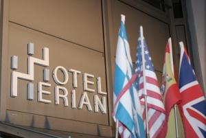 drie vlaggen voor een hotelireland-bord bij Hotel Herian in Parsdorf