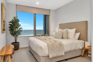 Postel nebo postele na pokoji v ubytování Hamptons at Moana - Panoramic Beachfront Living
