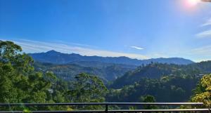 埃拉Shining Green View的享有山脉山谷的景色