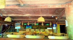 Ải HạにあるPu Luong Hostelの椅子と照明が備わるお部屋