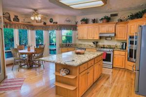 Una cocina con gabinetes de madera y un comedor con mesa. en River Bend Retreat, en Irwin