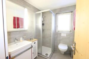 Koupelna v ubytování Egginer 2 + 3 fotografie