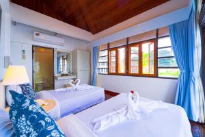 Postel nebo postele na pokoji v ubytování Oceanfront 6 Bedroom Twin Villas - OV6