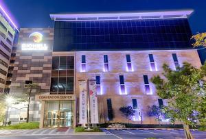 AndongにあるRichell Hotelの紫色の灯りが横に見える建物