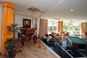 a living room with a ping pong table and ping pong ball at Hotel Mexico in Vera