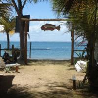 un coche volando en el aire sobre una playa en Vila Do Pescador, en Barra Grande