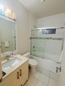 O baie la 5 mins walk to the beach! Cozy bedroom near Stanley Park, Downtown Vancouver, Cypress Mountain, Capilano Suspension Bridge, Grouse Mountain