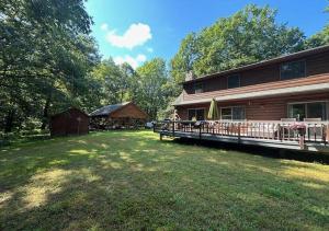 een huis met een grote tuin ervoor bij Delaware River Poconos Riverfront Masthope in Masthope