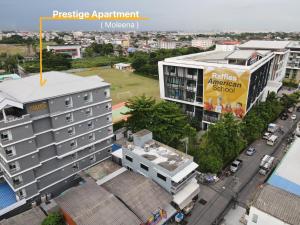 una vista aérea de un edificio en una ciudad en Prestige, en Bangna