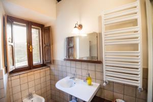 łazienka z umywalką i lustrem w obiekcie Nenà Al Borgo Castello w mieście Pico +37 zdjęć