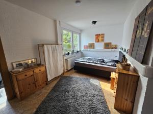 Habitación grande con cama y ventana en Ferienwohnung Morgentau, en Bad Pyrmont