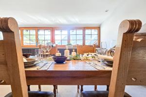 a dining room table with plates and bowls on it at Traumhafte Ferienwohnung in den Schweizer Alpen in Saas-Grund