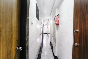 ムンバイにあるFabHotel Chembur Residencyの白壁の空廊 +27枚の写真