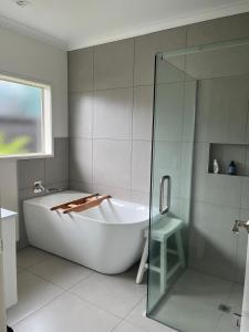 Ένα μπάνιο στο Bethlehem Chic Opposite the Reserve