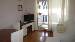 sala de estar con TV y mesa de comedor en Apartment Marija, en Split