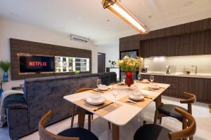 Φωτογραφία από το άλμπουμ του Luxury 3BR Apartment 121m - Resort Pool & Gym - Near Aeon Mall στην Πόλη Χο Τσι Μινχ