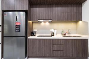 Η κουζίνα ή μικρή κουζίνα στο Luxury 3BR Apartment 121m - Resort Pool & Gym - Near Aeon Mall +99 φωτογραφίες