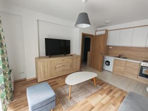 un soggiorno con una televisione, un tavolo e una sedia di Elizabeth 2 a Kecskemét Altre 13 foto