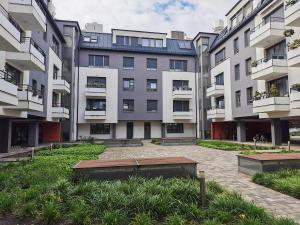 un condominio con cortile di fronte di Elizabeth 2 a Kecskemét