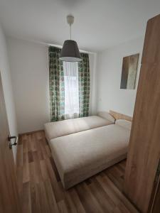 un soggiorno con divano di fronte a una finestra di Elizabeth 2 a Kecskemét