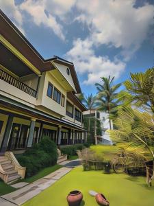 Κήπος έξω από το The Oxalis Regency Hotel