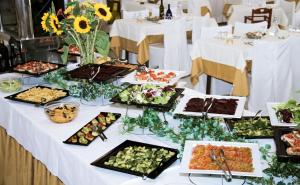 una mesa con muchos platos de comida. en Hotel President, en Vasto